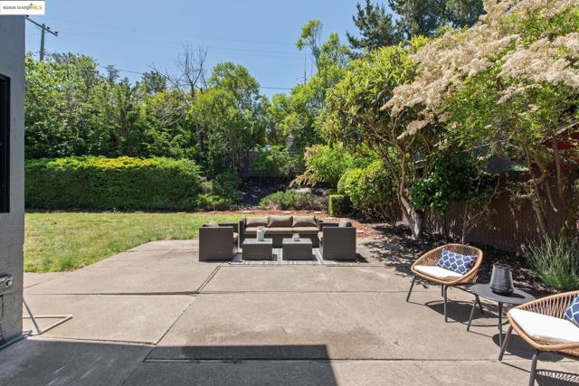 13185 Clairepointe Way, Oakland CA: https://media.crmls.org/mediaz/9bfec6b4-037c-40aa-bc8a-c9d15e435bd3.jpg