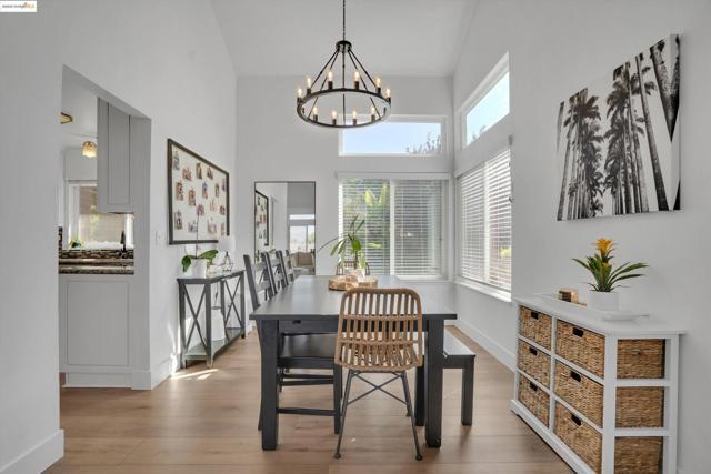 235 Pecan Pl, Brentwood CA: https://media.crmls.org/mediaz/9bff19e4-82f3-4582-b407-32b30fd9bca7.jpg