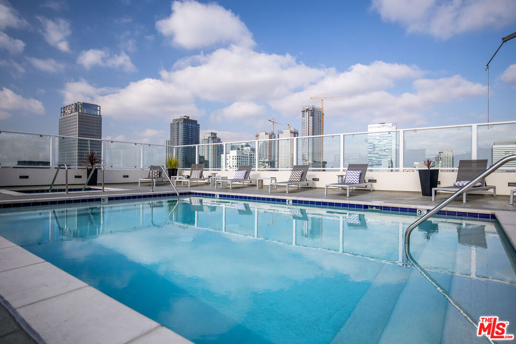 939 S Broadway 514 Los Angeles, California Neighboring The Ace Hotel, 939 S. Broadway is the epitome of effortless living in Downtown Los Angeles. While the former Western Costume Building maintains its iconic exterior architecture, each residence has been renovated to feature the finest modern details. Stainless steel appliances and Quartz countertops add contemporary sophistication to the loft-style, industrial chic interiors. The original, towering windows, capture abundant natural light and reveal dynamic views of Downtown Los Angeles. One- and two-bedrooms ranging from 505 to 1,227 square feet, residences feature open-concept living and boast high ceilings. Providing generous gathering spaces, the interiors showcase the perfect balance of form and function. Amenities include rooftop pool/spa, cabanas, gym, in-unit stacked laundry, and high ceilings. The building allows for residential, rental, Airbnb, and live/work.