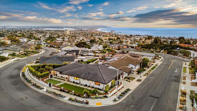 5560 Moonlight Lane, La Jolla CA: https://media.crmls.org/mediaz/9bff5396-0bfb-4737-a8e3-b4fd3332e76f.jpg