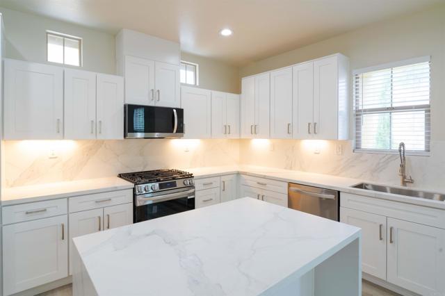 Detail Gallery Image 12 of 34 For 1295 Haglar #1,  Chula Vista,  CA 91913 - 3 Beds | 3/1 Baths