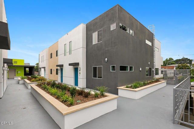 2000 Lake Avenue, Altadena CA: https://media.crmls.org/mediaz/9bffc5e8-0e2f-439e-bcb1-407e7b9defe7.jpg