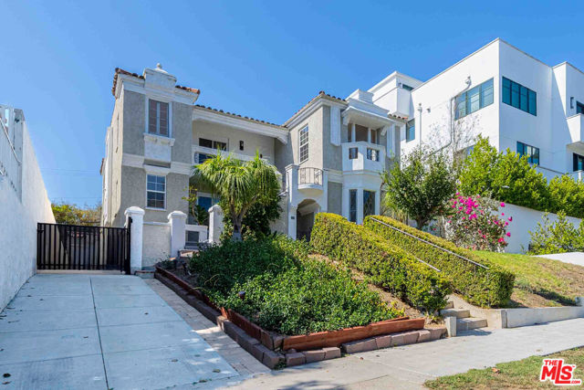 865 S Lucerne Boulevard, Los Angeles CA: https://media.crmls.org/mediaz/9c000e44-f1ac-492a-94f7-2263a1ee5201.jpg
