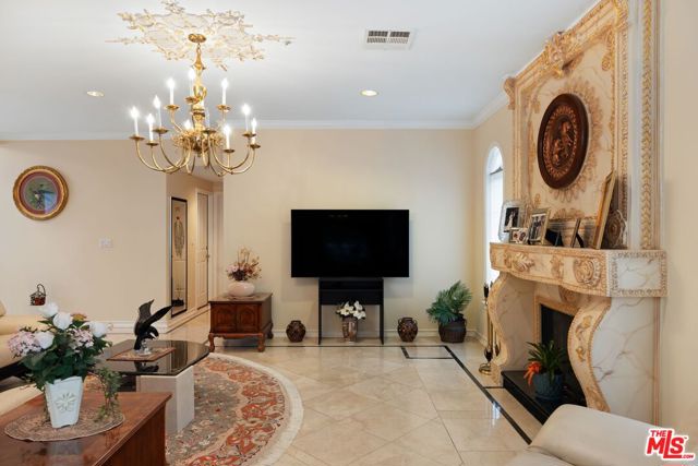 2431 Benedict Canyon Drive, Beverly Hills CA: https://media.crmls.org/mediaz/9c005996-eab4-47ce-854b-c35e1c66a99f.jpg