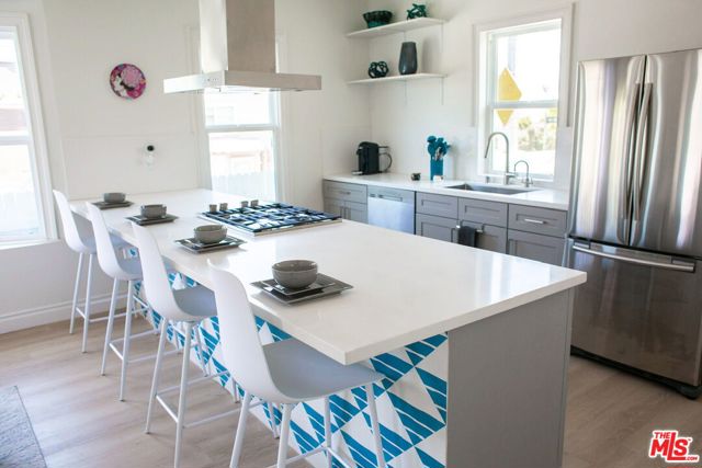 58 Paloma Avenue, Venice CA: https://media.crmls.org/mediaz/9c0072a1-b4db-42bd-b960-d55556439996.jpg