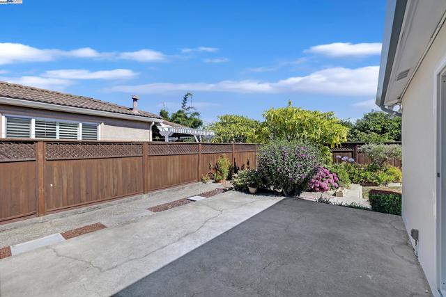 1942 Sherman Dr, Union City CA: https://media.crmls.org/mediaz/9c0098df-73cb-49a9-8c68-817ec746aa07.jpg