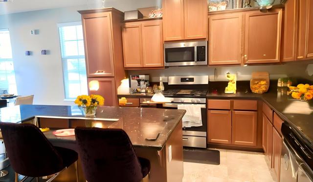 4520 Gironella Walk, Sacramento CA: https://media.crmls.org/mediaz/9c00e31b-12af-4956-a4d6-33820a2c9d17.jpg