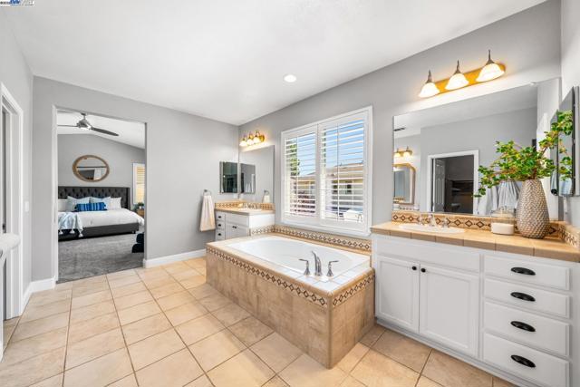 3638 Otter Brook Loop, Discovery Bay CA: https://media.crmls.org/mediaz/9c00f963-384e-4c10-b502-676d80c95952.jpg