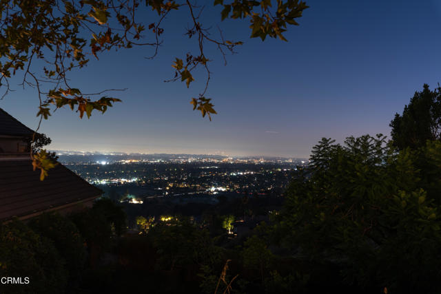 2330 Crystal Lane, Pasadena CA: https://media.crmls.org/mediaz/9c01cccd-9a3d-432e-8144-b8ac21a8c272.jpg
