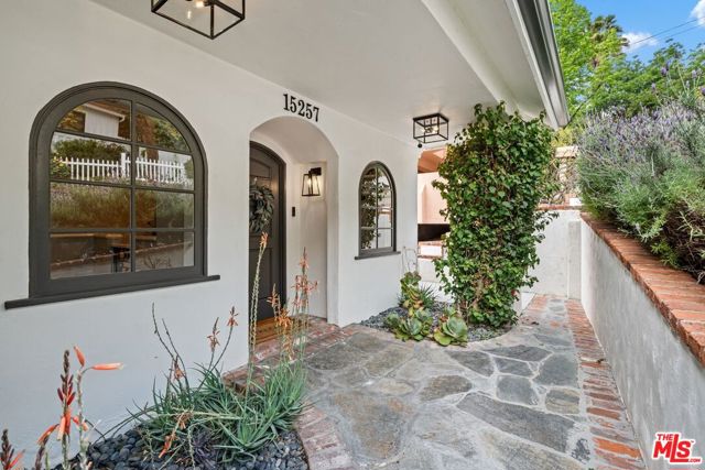 15257 Encanto Drive, Sherman Oaks CA: https://media.crmls.org/mediaz/9c01d57e-6b9f-450f-aa0e-9f2e24345c60.jpg