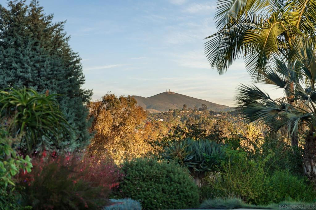 https://media.crmls.org/mediaz/9c01dfdc-d33d-4d38-8075-9f54f94916e5.jpg?preset=X-Large