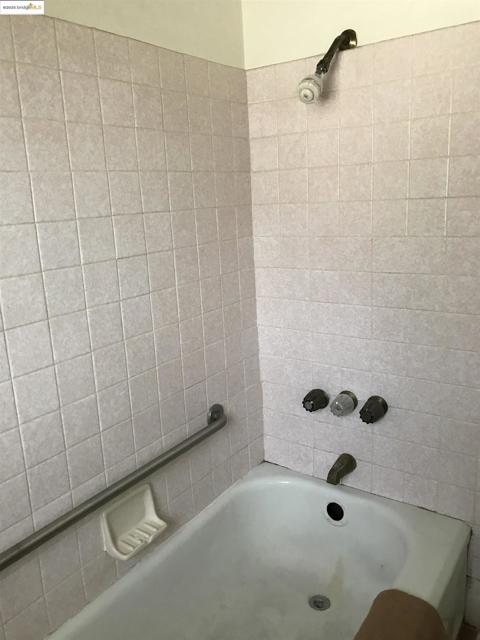 5607 Edgerly St, Oakland CA: https://media.crmls.org/mediaz/9c02a925-1600-44dd-a35a-5e98b368d3fd.jpg
