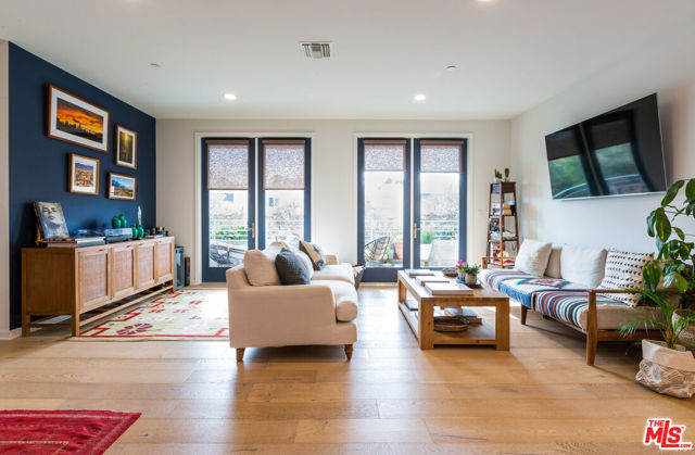 4240 Laurel Canyon Boulevard, Studio City CA: https://media.crmls.org/mediaz/9c02f718-5cb0-440a-a9b1-74a505d3af40.jpg
