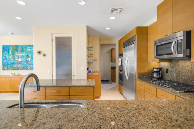 2000 S Caliente Drive, Palm Springs CA: https://media.crmls.org/mediaz/9c031cad-a8e6-4a1e-a378-298d880ade68.jpg