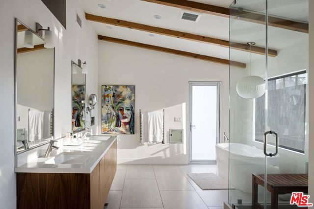 517 N Laurel Avenue, Los Angeles CA: https://media.crmls.org/mediaz/9c03bf13-a460-4663-9e2a-23a5ba446110.jpg