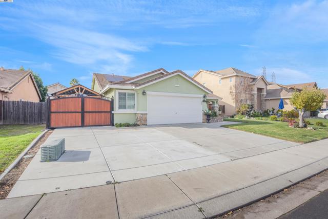 715 Bobcat Ln, Manteca CA: https://media.crmls.org/mediaz/9c042003-48fb-42c5-aa6a-3349dc15bcd6.jpg