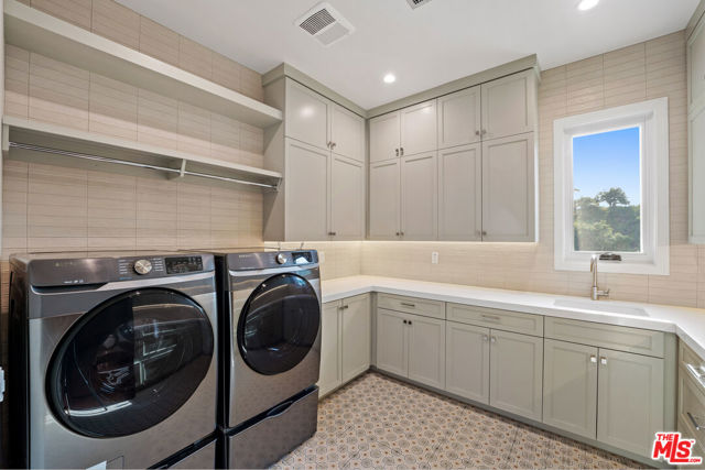 26767 Mulholland Highway, Calabasas CA: https://media.crmls.org/mediaz/9c0433f0-4c90-4f59-8380-32b760e03562.jpg