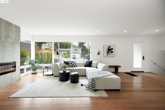 4847 Dunkirk Ave, Oakland CA: https://media.crmls.org/mediaz/9c044e7d-932d-4dec-b89c-a04564d05aa6.jpg