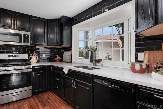 Detail Gallery Image 10 of 36 For 1583 Avenida De Los Lirios, Encinitas,  CA 92024 - 4 Beds | 3 Baths