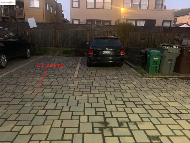 562 29th St, Oakland CA: https://media.crmls.org/mediaz/9c07217a-b07b-4261-87f2-76858d9645b1.jpg