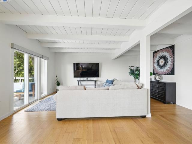 2323 Mastlands Dr, Oakland CA: https://media.crmls.org/mediaz/9c07866c-b746-4cf8-bbed-9d7e0370bf44.jpg