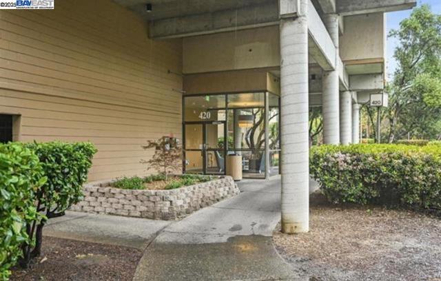 420 N Civic Dr., Walnut Creek CA: https://media.crmls.org/mediaz/9c07a3c4-afe7-4481-b79d-6de335bae12a.jpg