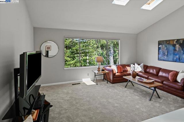 11110 Monan St, Oakland CA: https://media.crmls.org/mediaz/9c082b5d-765b-480a-96ed-eb26abc91d92.jpg