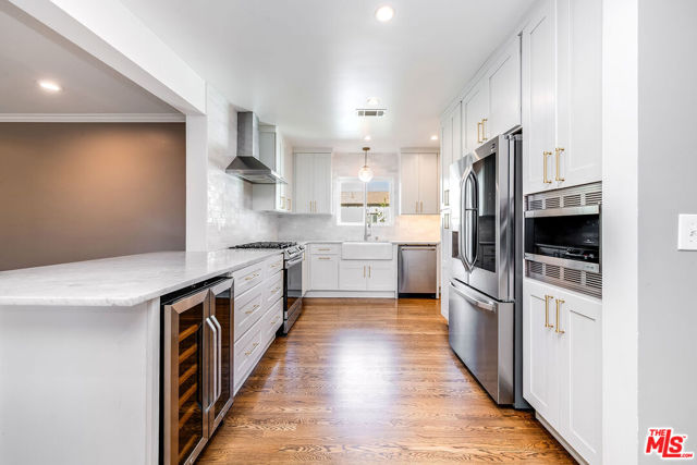 1100 N Ontario Street, Burbank CA: https://media.crmls.org/mediaz/9c08f481-f1c0-4caa-b6ca-ea116c20ce83.jpg