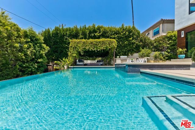 3571 Colonial Avenue, Los Angeles CA: https://media.crmls.org/mediaz/9c09060f-02a2-4fb4-bd81-38713d5299ec.jpg