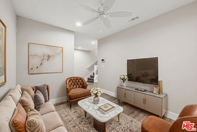 4454 Paxton Place, Calabasas CA: https://media.crmls.org/mediaz/9c094e82-7ed0-464e-be10-543f0b363c70.jpg