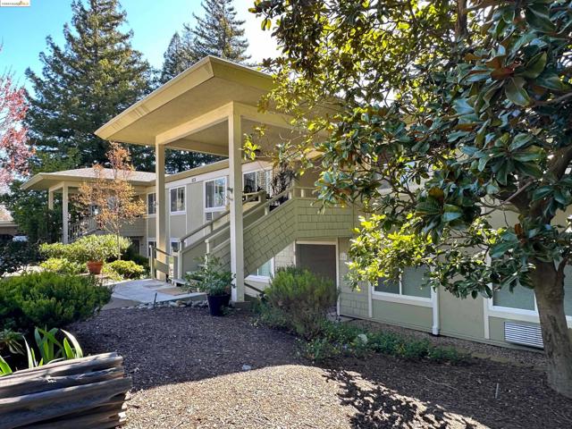 1910 Skycrest Dr, Walnut Creek CA: https://media.crmls.org/mediaz/9c0afeb6-1292-413c-9840-c67e3b482d9d.jpg