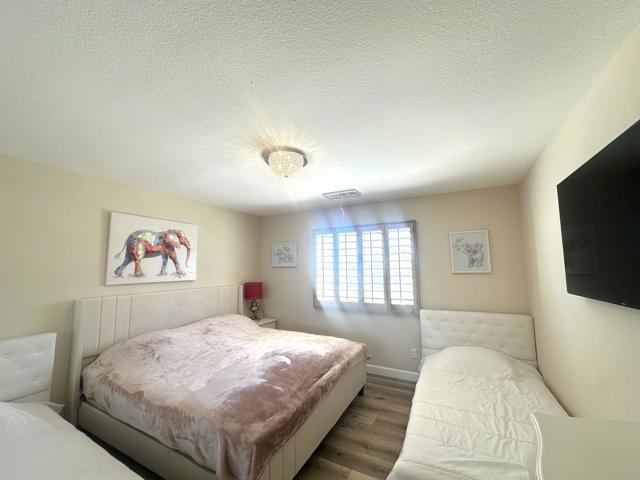 Image 23 of 29 For 76961 Sheffield Court