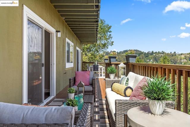 6533 Chelton DR, Oakland CA: https://media.crmls.org/mediaz/9c0d9b5b-0005-485e-92a1-16012ca4b22f.jpg