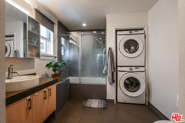 1234 Wilshire Boulevard, Los Angeles CA: https://media.crmls.org/mediaz/9c0e72c8-1762-49bc-8d91-748ade2158a6.jpg