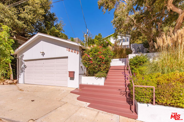 16449 Akron Street, Pacific Palisades CA: https://media.crmls.org/mediaz/9c0eaf7e-d077-4b49-bb38-708ba1b9166c.jpg