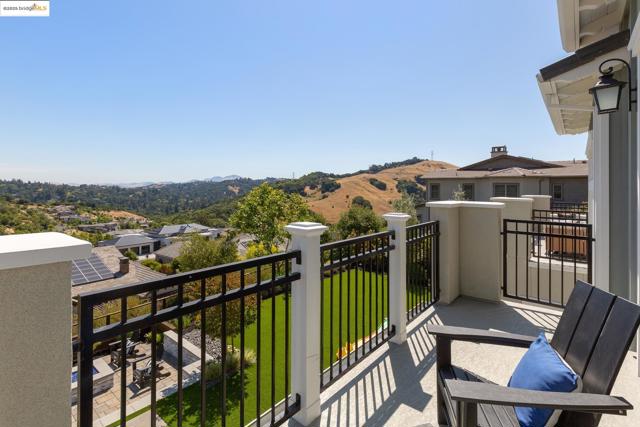 63 Tomcat Way, Orinda CA: https://media.crmls.org/mediaz/9c104366-aabc-4ecb-b692-03816da9a78c.jpg