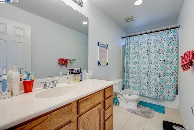 53 Puffin Cir, Oakley CA: https://media.crmls.org/mediaz/9c10a29c-bfdd-455f-9ab1-28b1f210dac9.jpg