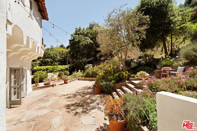 5432 Red Oak Drive, Los Angeles CA: https://media.crmls.org/mediaz/9c10a855-bf99-46fd-af8b-77fdcf8afcb1.jpg