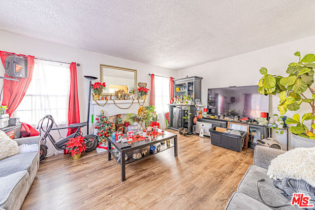 1618 S Burnside Avenue, Los Angeles CA: https://media.crmls.org/mediaz/9c1117e0-3c57-451f-89fa-4f8793546030.jpg