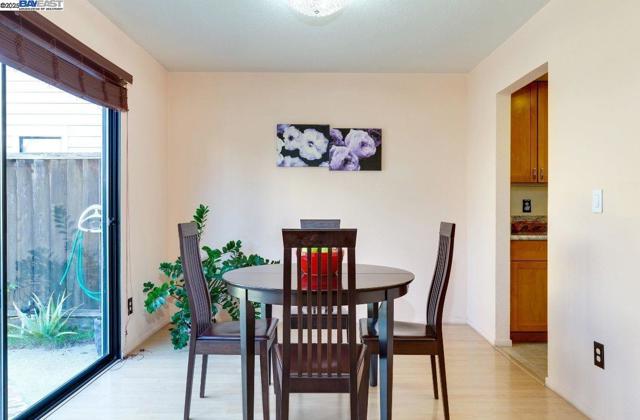 35 Leonard Ct, Alameda CA: https://media.crmls.org/mediaz/9c11240f-1f92-4c16-b1eb-115cc66b145e.jpg