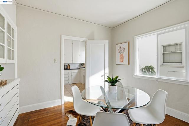 1424 Hampel St, Oakland CA: https://media.crmls.org/mediaz/9c11729d-bfcc-45e7-8c26-26afa6a6b546.jpg