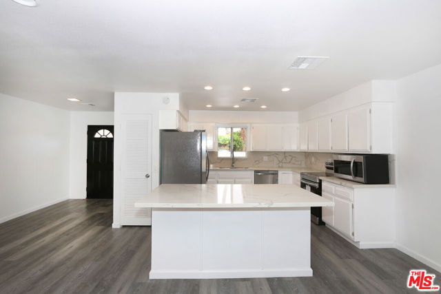 Image 11 of 28 For 76983 California Drive