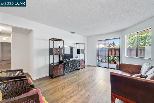 5050 Valley Crest Dr, Concord CA: https://media.crmls.org/mediaz/9c11ef7b-43d8-42c5-baa6-877185cb3ea8.jpg
