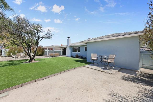 972 Maria Way, Chula Vista CA: https://media.crmls.org/mediaz/9c12789b-9cf6-4ab2-a8eb-730f31896707.jpg