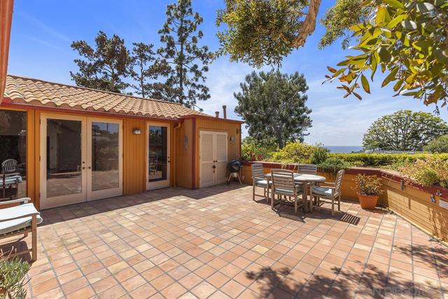624 Hoska Dr, Del Mar CA: https://media.crmls.org/mediaz/9c136de9-15be-46bb-9a81-bd36e0eea05f.jpg