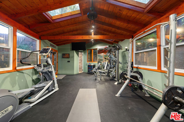 5045 Oakdale Avenue, Woodland Hills CA: https://media.crmls.org/mediaz/9c156522-b85f-43ae-b596-0057bcb65746.jpg