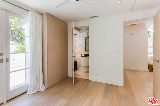 3279 LEDGEWOOD Drive, Los Angeles CA: https://media.crmls.org/mediaz/9c15ca01-a9e3-4205-845c-ee36264b0d3e.jpg