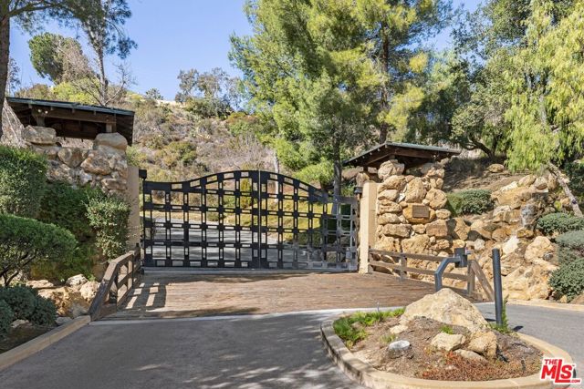 24600 Thousand Peaks Rd, Calabasas CA: https://media.crmls.org/mediaz/9c160432-11ed-402a-89fc-4d74046c4d7e.jpg