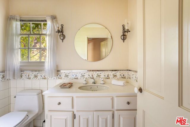3734 Longridge Avenue, Sherman Oaks CA: https://media.crmls.org/mediaz/9c164dbe-09e4-4ce1-917e-e3df0a4cb12d.jpg