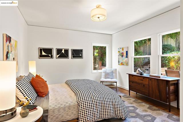 4007 Lyman Rd, Oakland CA: https://media.crmls.org/mediaz/9c16e908-7b0f-4840-b5a0-fc2c5ba05d14.jpg